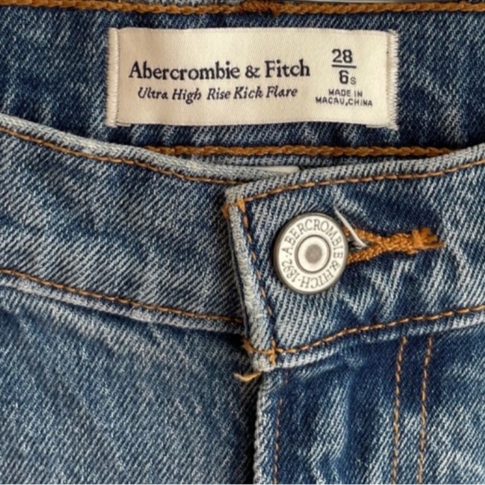 Abercrombie & Fitch Ultra High Rise Kick Flare Curve Love Jeans - Picture 5 of 12
